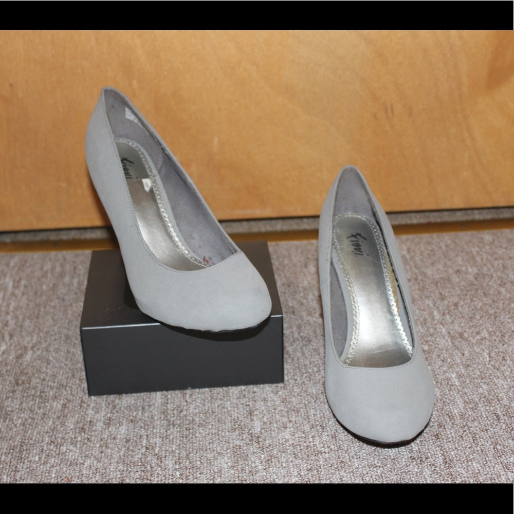 LIGHT GREY PUMPS